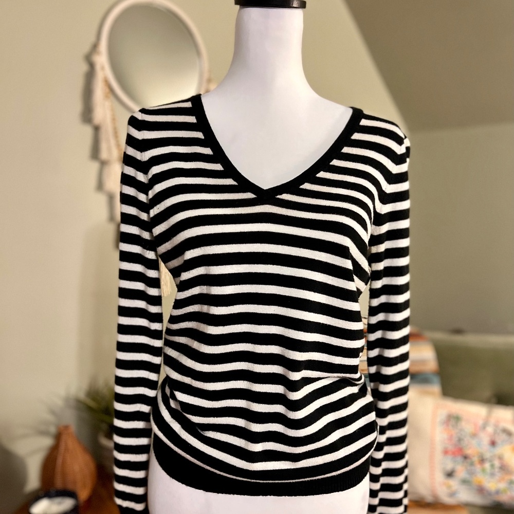 BLACK & WHITE STRIPED SWEATER